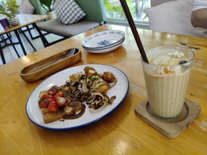 Banana Mango smoothie with tofu and fried mushrooms, onion and potato at Hua Hin Vegan Cafe and Wine in Hua Hin