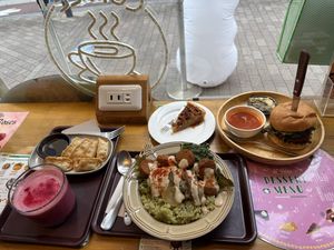 Pink Chai (Left), Gyoza (Top left), Brothers rice plate, Pecan pie (Centre) and Vega-niku Burger   at Falafel Brothers - Minato in Tokyo