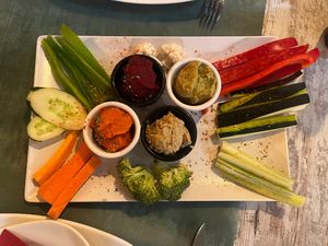 Tabla de humus con crudites. at Chef Momo in Cartagena