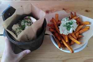 Sandwich de falafel dans un pain pita et frites de patates douces et houmous au basilic at Green Lab in Montpellier