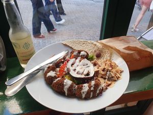 Quinoa assiette avec hummus at Green Lab in Montpellier