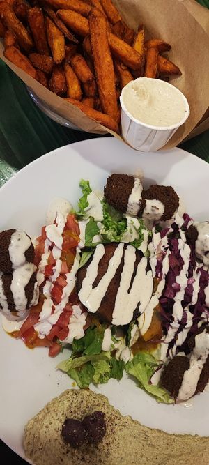 Falafel with tahini, vegetables, avocado humus  at Green Lab in Montpellier