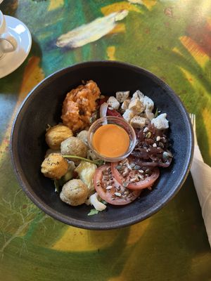 We had a lovely vegan salad & almond milk hot chocolate,   at Bláa Kannan in Akureyri