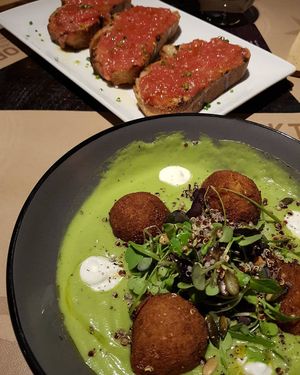 Sopa fría de aguacate y guisantes y falafel at Bascook in Bilbao