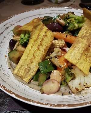 Wok de verduras con hummus de almendras at Bascook in Bilbao
