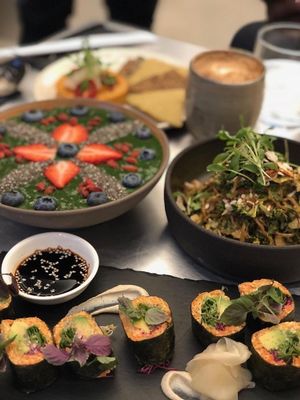 The perfect lunch view: Spicy Carrot Sushi Roll, Raw Pad Thai, Green Goddess Smoothie Bowl + Red Smoked Hummus at Essence Cuisine in East London
