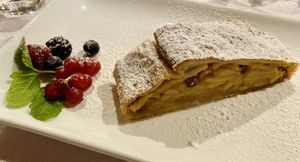 Strudel vegano  at Ladin & El Tobià in Vigo Di Fassa