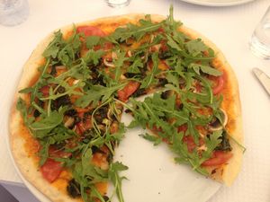 Pizza vegetariana without cheese at Ver Belém in Lisbon