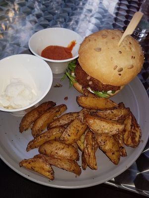 Burger and potatoes at MU-Food in Geneva