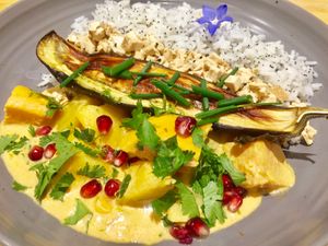 Thai curry of sweet potatoes and rice with puppy seeds
Eggplant roasted - sesame smoked tofu tartare at MU-Food in Geneva