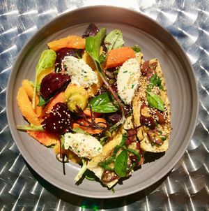 carottes betteraves rôties, ricotta à la ciboulette, salade tiède, oranges, focaccia et concassé de tomates confites, olives et basilic at MU-Food in Geneva