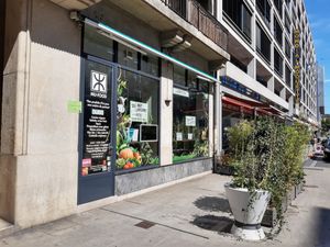 Exterior (and unused outdoor seating) at MU-Food in Geneva