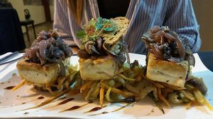 Tofu with fresh mushrooms and caramelized onions in a port wine sauce at The Town in Funchal