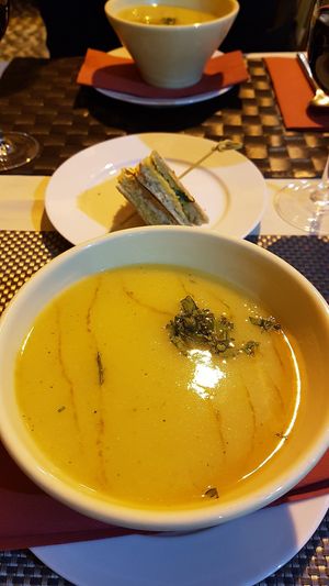 Eine fein gewürzte Kartoffelsuppe, dazu hatten wir Knoblauchbrot (vegan). Alles sehr lecker! at The Town in Funchal