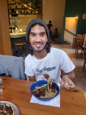 Comiendo la Beetball Marinara. WATCHDOMINION.COM at El Grifo in Caguas