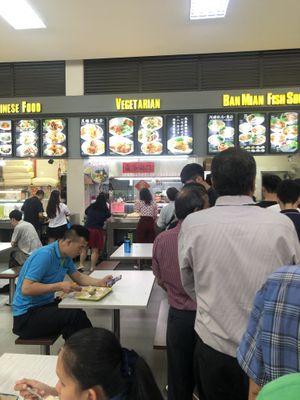 Long queue at Wan Yuan 萬緣齋 - Woodlands in North Singapore