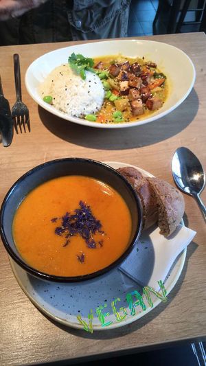 Soup and Thai curry  at Dean & David in Braunschweig