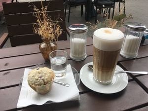 Blueberry muffin & oatmilk latte at Coffee Brothers in Worms