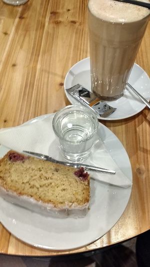 vegan cake and chai latte at Coffee Brothers in Worms