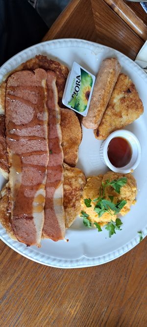 American breakfast with added sausage at Miranda Cafe in North London