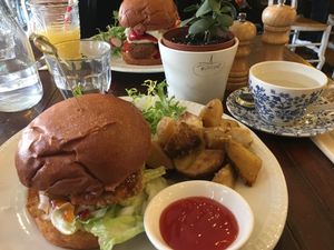 ‚Chicken‘ burger (vegan) in front, falafel burger (veggie) in the back  at Miranda Cafe in North London