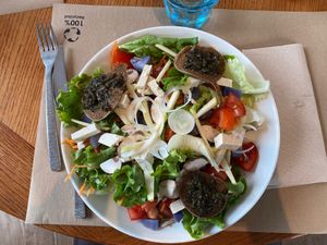 Vegetarian/Vegan dish : salad with potato tofu raw veggies and mini buckwheat crepes at La Glacière in Penmarch