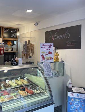 Four types of vegan ice cream at Gelateria Cento Per Cento in Malcesine