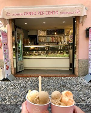 Perzik, hazelnoot & Meloen , hazelnoot.  at Gelateria Cento Per Cento in Malcesine