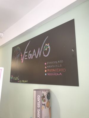 flavours available: chocolate, almond, pistacchio and hazelnut  at Gelateria Cento Per Cento in Malcesine