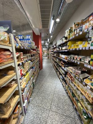 Aisle 3 at Naturalia in Avignon