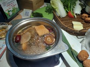Ginseng hotpot at Yī Yè Yī Shìjiè 一叶一世界 - Global Center 环球中心 in Chengdu