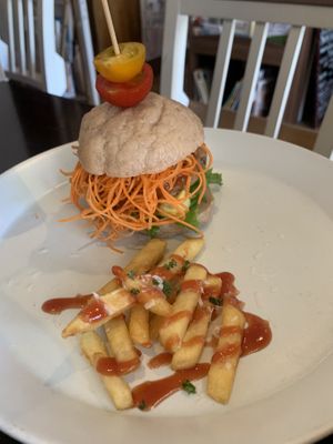 Hamburguer gluten free at Vegi Kitchen Gu Gu in Nagoya