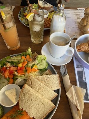 Katerfrühstück and Schleckermäulchen-Frühstück  at Katzentempel - Nürnberg in Nuremberg