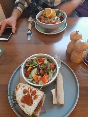 Burger with an salad and some curry at Katzentempel - Nürnberg in Nuremberg