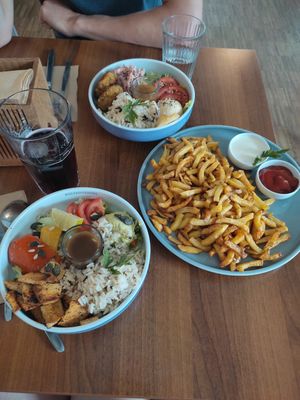 Rainbow Bowl, Tofuwabohu Bowl and a double portion chips at Katzentempel - Nürnberg in Nuremberg