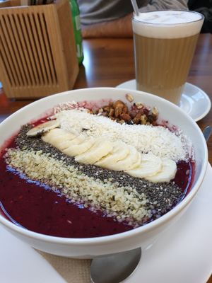 smoothie bowl and pumpkin spice latte at Katzentempel - Nürnberg in Nuremberg
