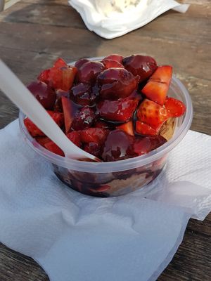 Passionfruit, chocolate, cherries, strawberries and chocolate sauce (is vegan aswell) at Wingbergerhoeve IJS & Fruit in Vijlen