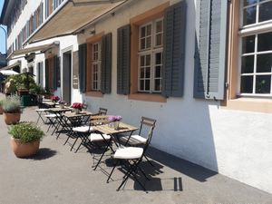 Outdoor seating at  Bio-Fachgeschaft s'Druegg in Zurich