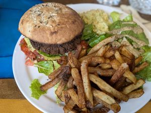 Burger falafel végane at L'Innocent in Riviere-du-loup