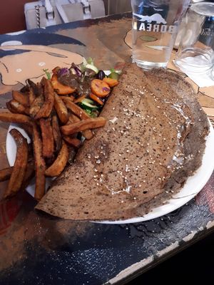 Crepe sarazin tofu onions cari  : remplacer le brie par du vegnature at L'Innocent in Riviere-du-loup