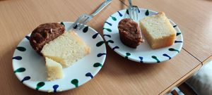 Zitronenkuchen, Apfel-Zimt Muffin (halbiert) at Vins Vegan in Feistritz An Der Drau