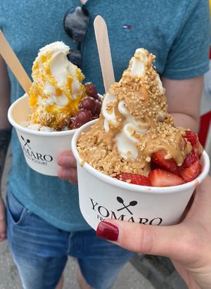 Vegane Frozen yogurts mit (1) Erdbeeren, Oreos, Krokant, Erdnussbutter und (2) Kirschen, gebrannten Mandeln, Kokosraspeln, Mangopüree  at YOMARO in Dusseldorf