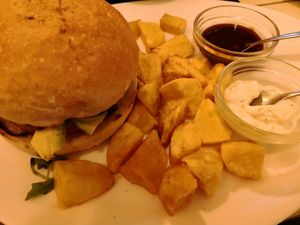 Hamburguesa vegana de tofu at La Brava in Ourense