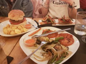 Parrillada, tostas y hamburguesa veganas. Todo muy rico!! at La Brava in Ourense