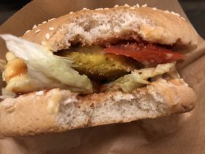 cheese burger at Voodies in Vienna