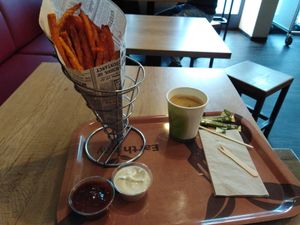Medium sweet potatofries, BBQ- Knoblauch/Kräuter-Dip, Verlängerter at Voodies in Vienna