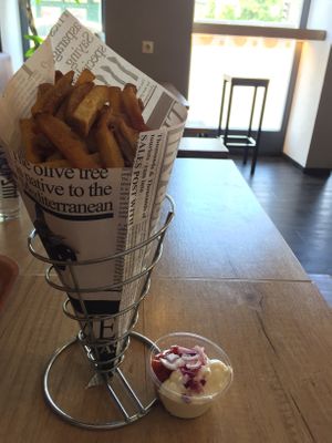 Large fries with mayonnaise/ketchup/onion mix sauce at Voodies in Vienna