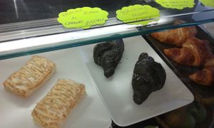 A colazione scelta di paste e torte vegane da accompagnare a cappuccini con bevanda di soia, avena, riso, nocciole, mandorle... at Insoljto Ristorante in Longiano