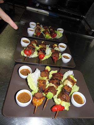 Questi spiedini solo vegetali non hanno forse un bell'aspetto? A dire il vero avevano anche un ottimo sapore. at Insoljto Ristorante in Longiano