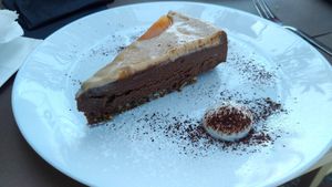 Torta crudista senza glutine al cioccolato e albicocche at Food Love in Piacenza